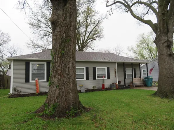 1737 Lockhart Ln, Osawatomie, KS 66064