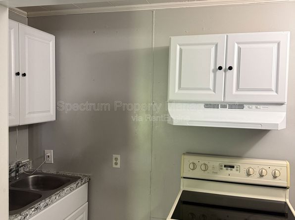 28 Lawrence Ave #4