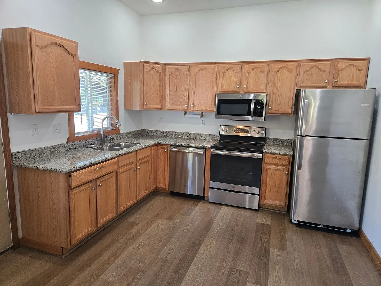 Lakefront Apartment for Rent — Photo 3