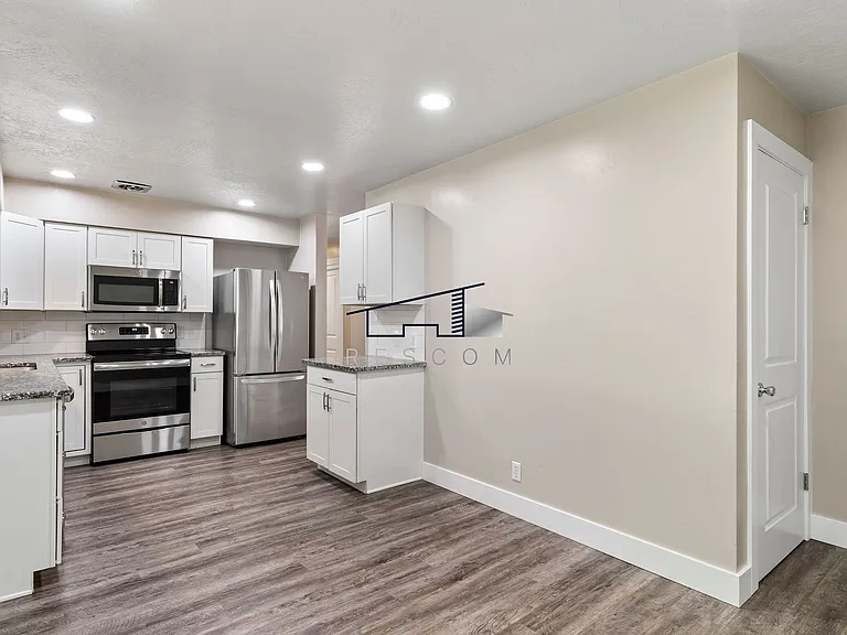 1334 Henderson Dr — Photo 8
