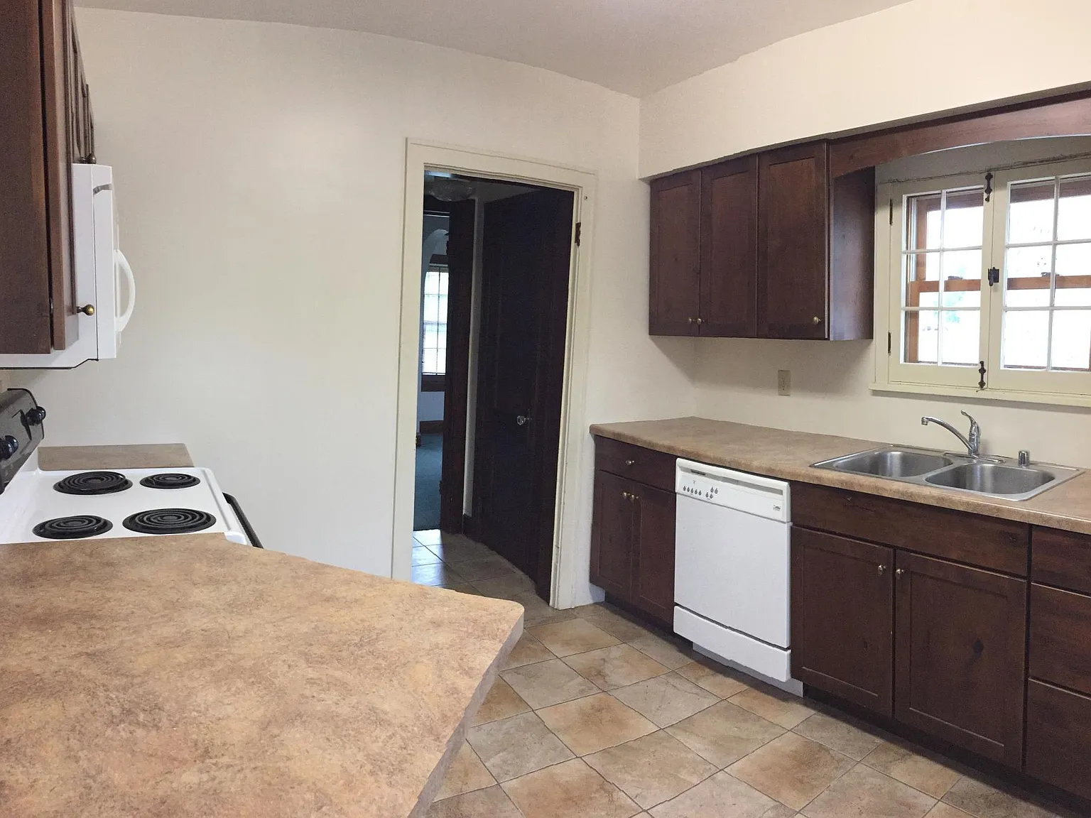 4 bed, $1,800 — Photo 3