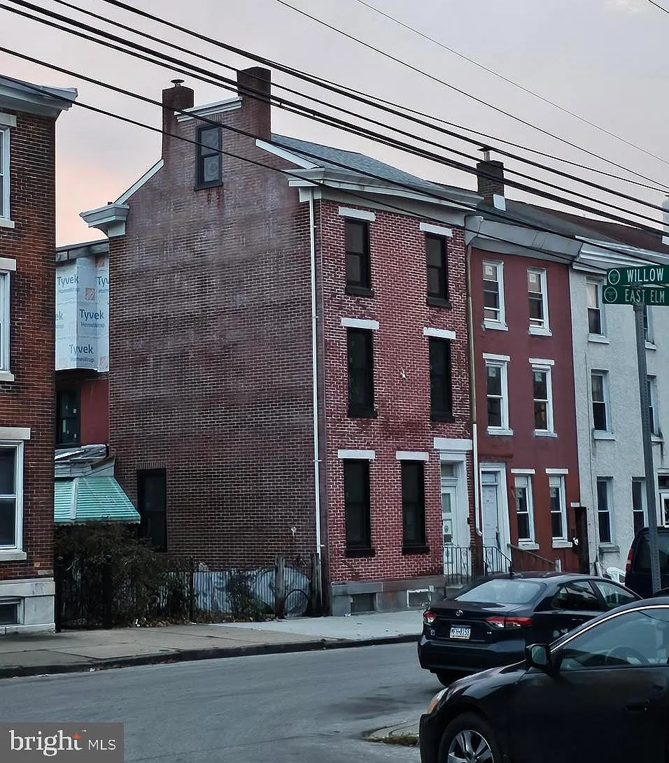32 E Elm St photo 1