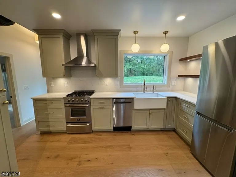 24 Lakeview Point Ave — Photo 7