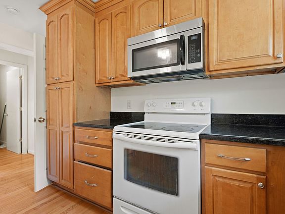 3rd image of 708 Tinkerbell Rd