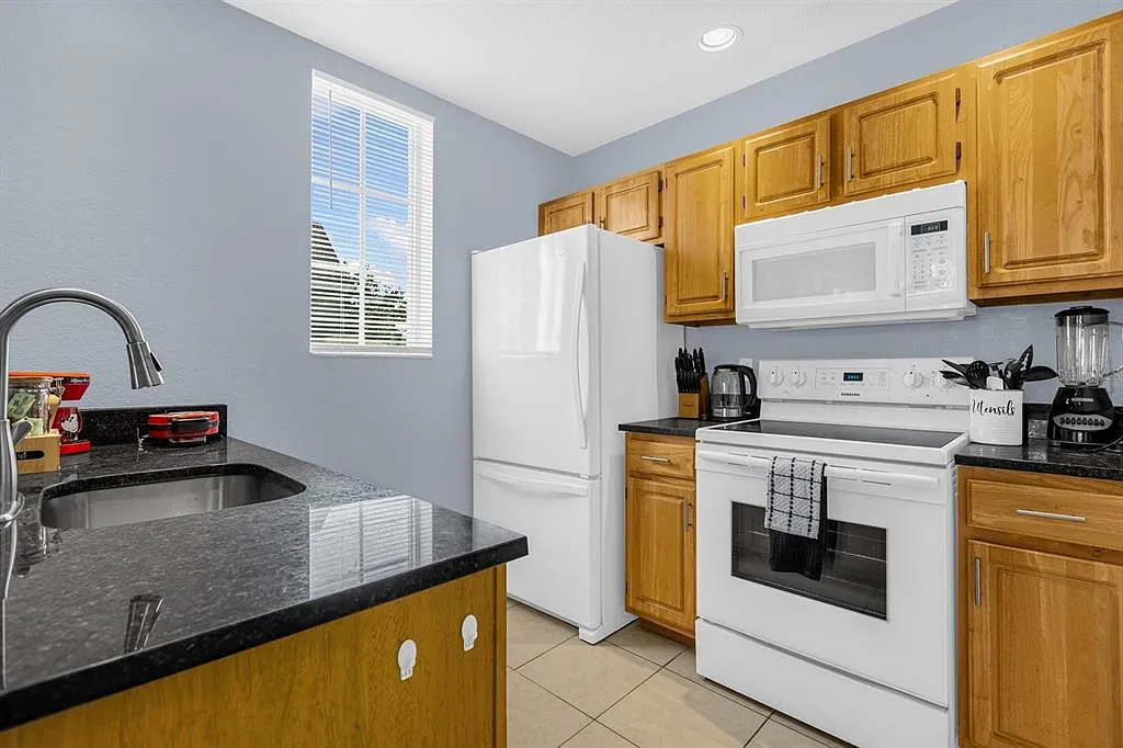 4 bed, 3.0 bath, 1470 sqft, $2,200 — Photo 2
