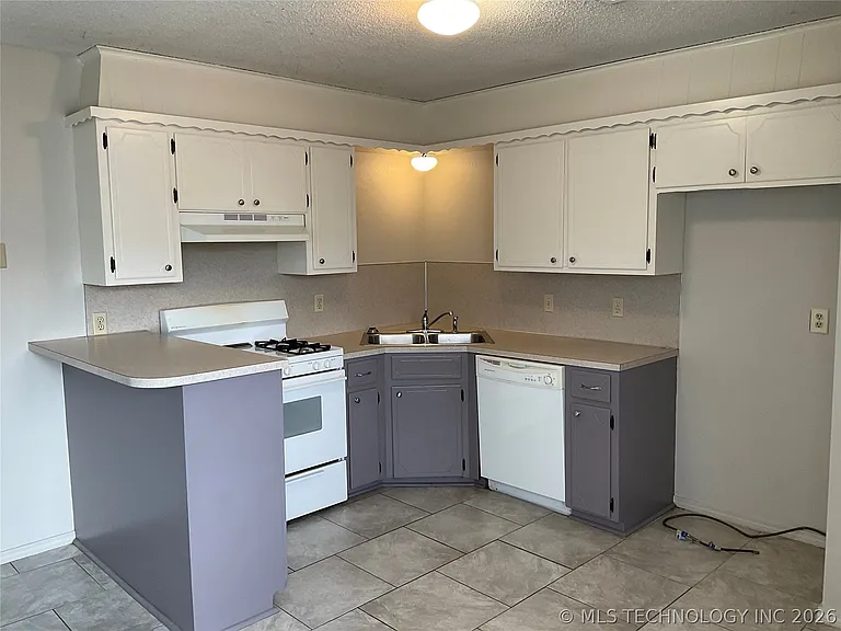 109 W Waco St — Photo 6