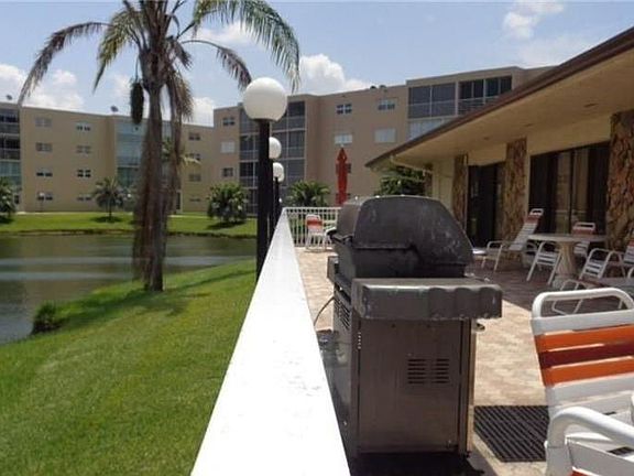 5th image of 415 SE 11th Ter APT 105