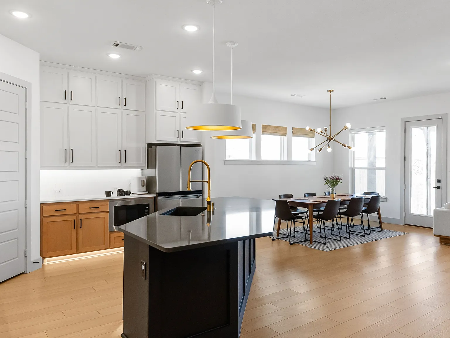 4 bed, 3.0 bath, 2433 sqft, $3,600 — Photo 4