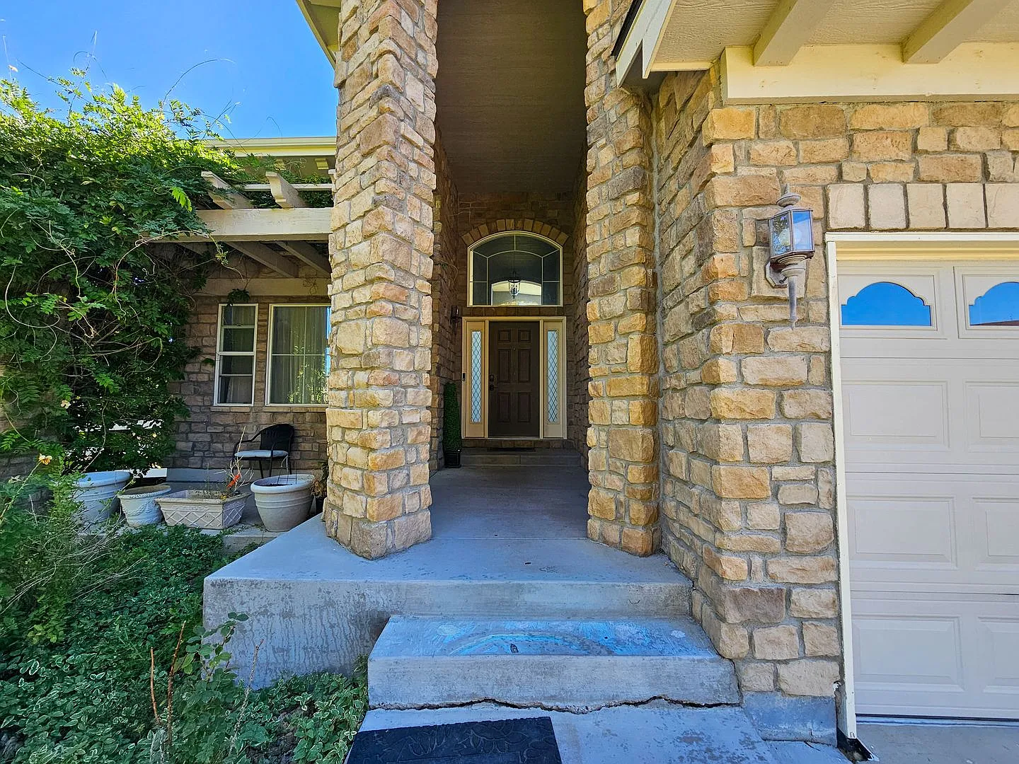 Long Realty & Property Management - Wonderful 6 Bedroom Home Backing to a Golf Course — Photo 2