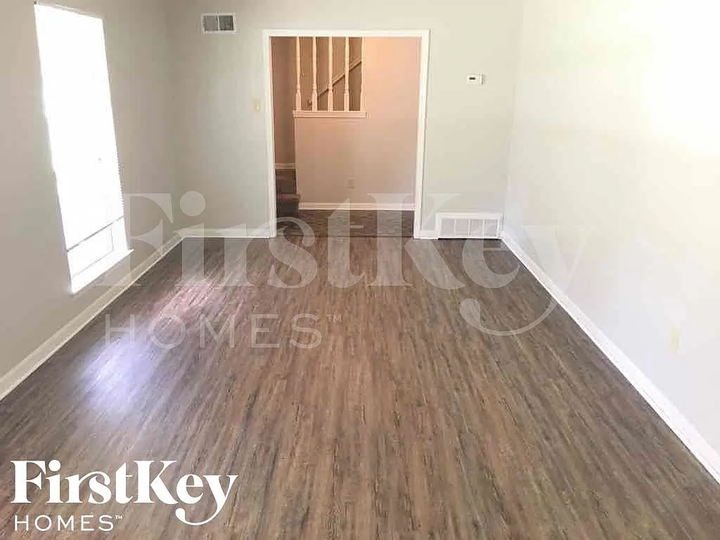 4 bed, 2.0 bath, 2402 sqft, $1,720 — Photo 3