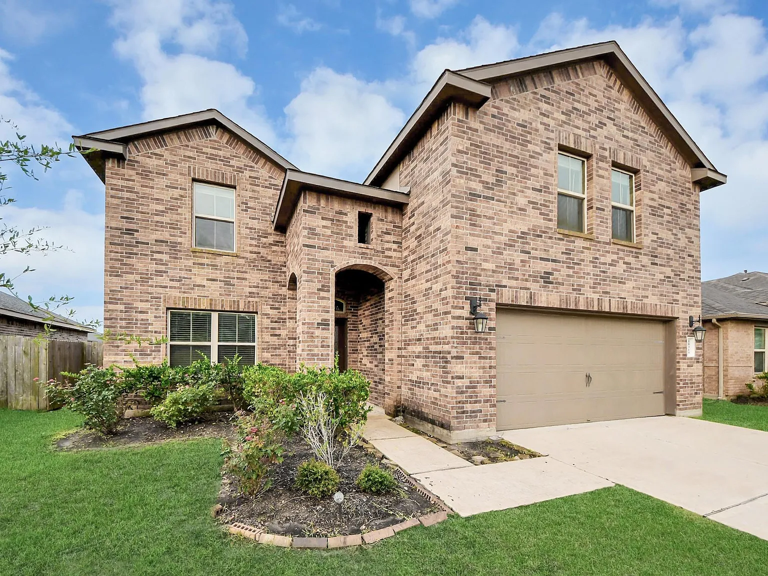 4 bed, 2.5 bath, 2331 sqft, $2,800 — Photo 4