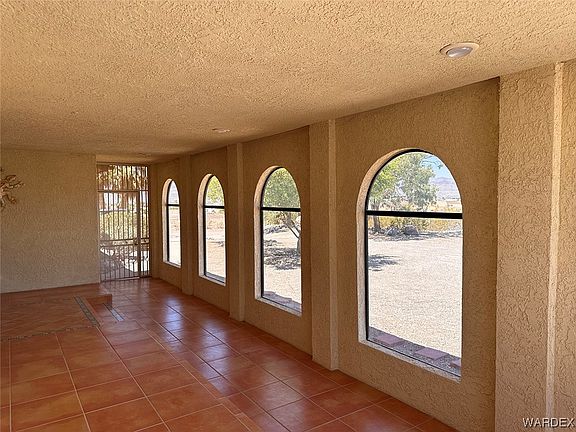 5th image of 4018 S Beverly Drive