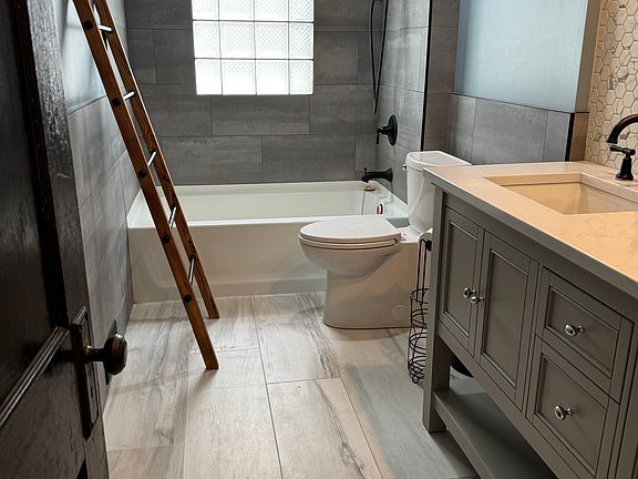 4th image of 16517 Clifton Blvd
