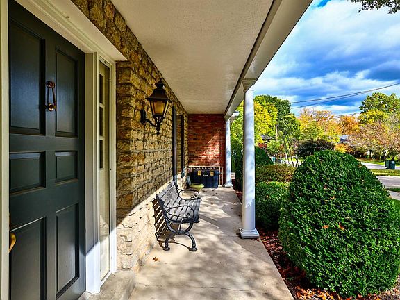 4th image of 766 Woodfield Dr