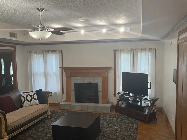Living Room (17 x 21)