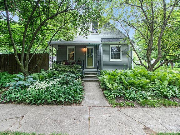 4th image of 822 Dwight St