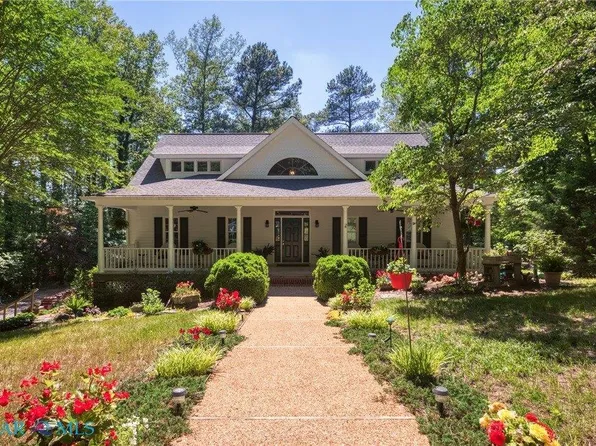 11688 River Crest Dr, Gloucester, VA 23061
