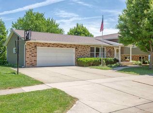 726 Willow Dr, Geneseo, IL 61254