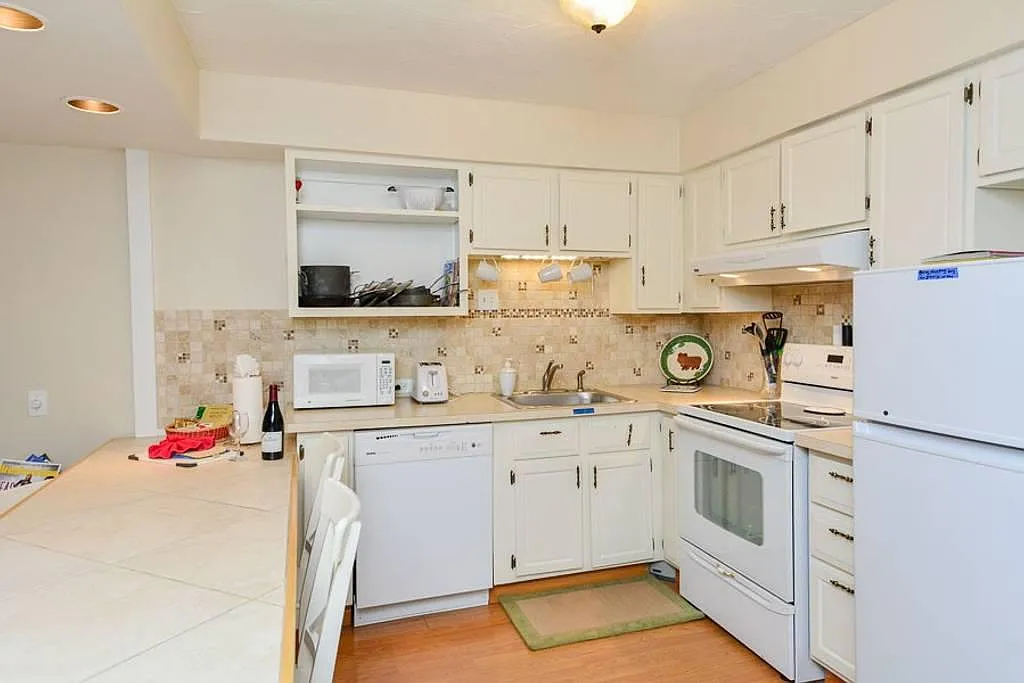 246 Broken Lance Dr — Photo 2