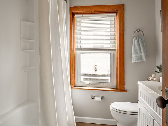 Bathroom (rented unfurnished)