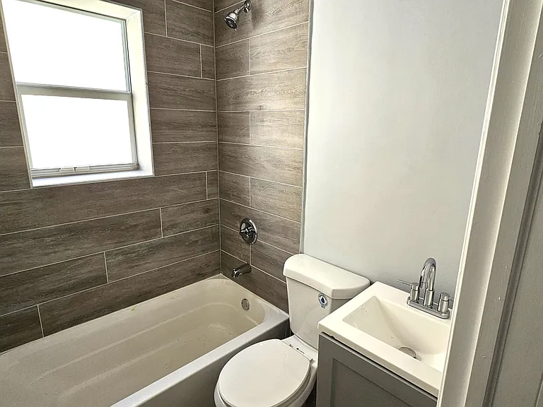 1142 SW 4th St #9 — Photo 7