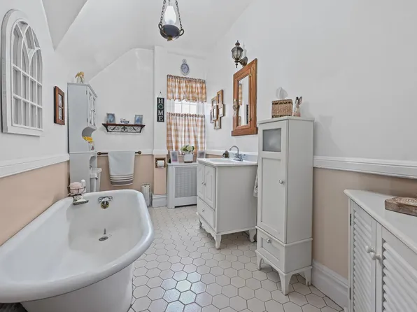 1026 East 2nd Street image 26 of 32