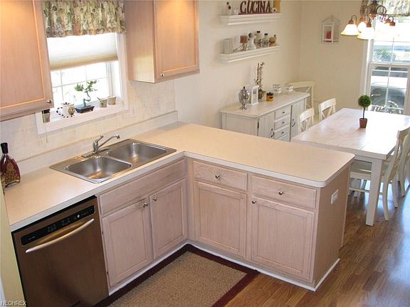 3rd image of 554 Daleview Dr