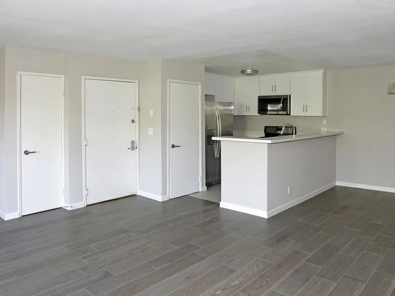 2110 S Bentley Ave — Photo 11