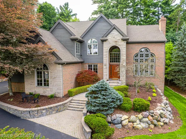 2746 Pineview Trl, Brighton, MI 48114