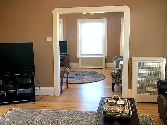 3rd image of 50 Glen St #2