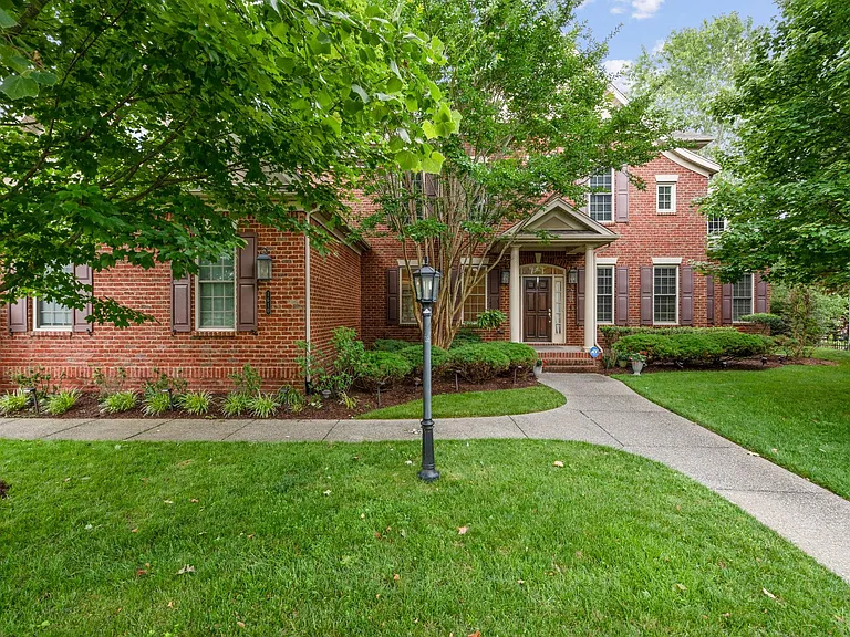 1610 Twin Square Way — Photo 3