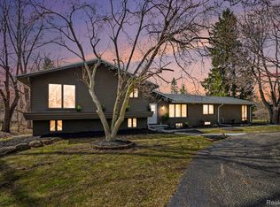 7250 Cedarcroft Ln, West Bloomfield, MI 48322