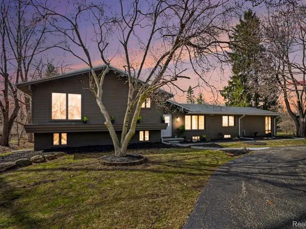 7250 Cedarcroft Ln, West Bloomfield, MI 48322