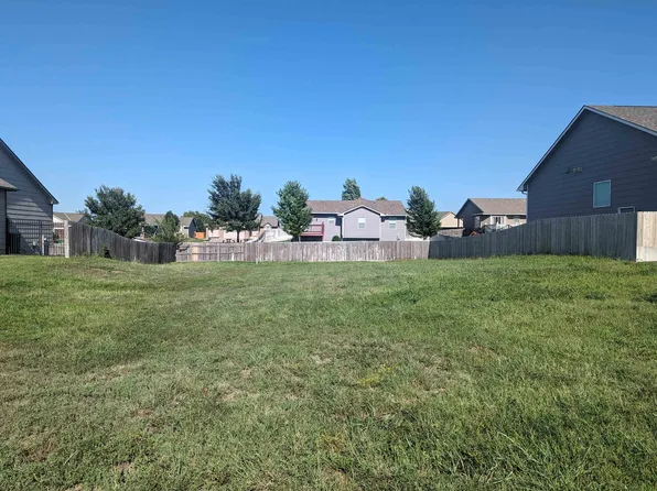 206 Springlake Ct, Newton, KS 67114