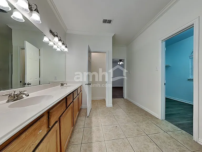 8001 Amesbury Ln — Photo 16