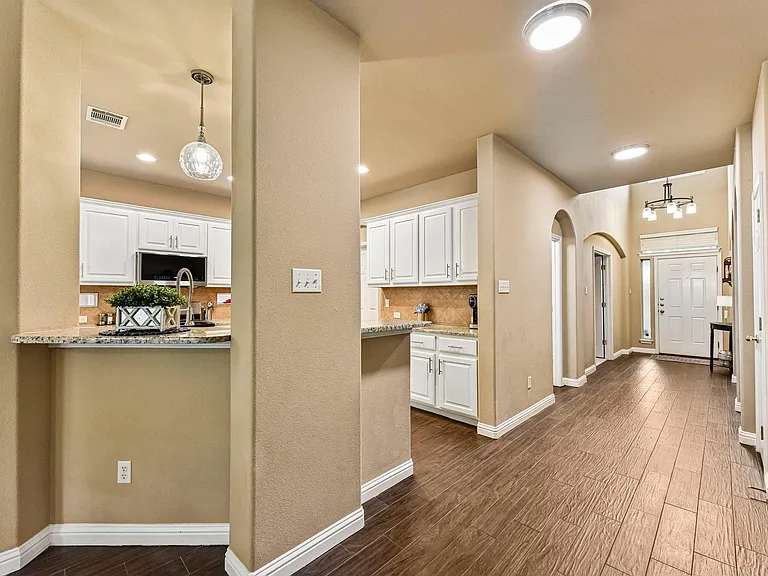 10216 Anahuac Trl — Photo 4
