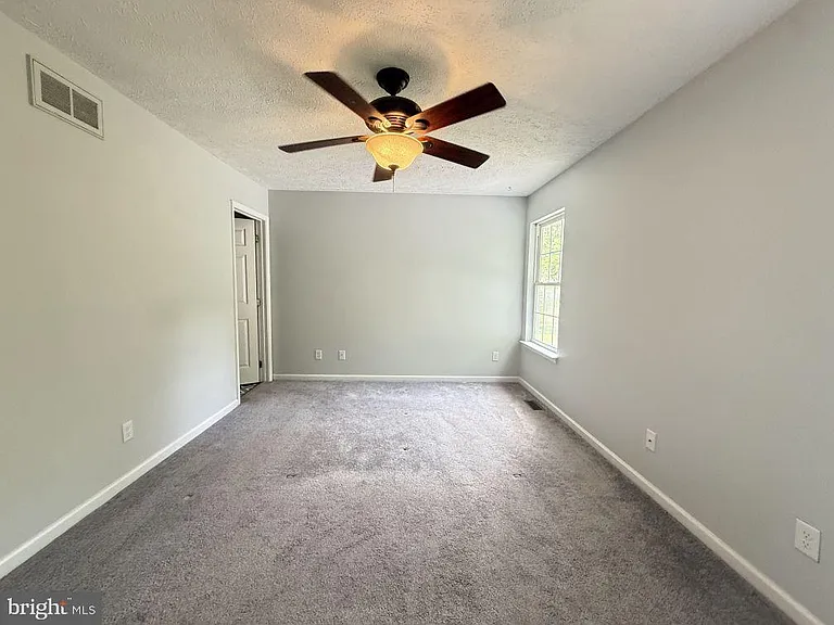 301 Sutton Ct — Photo 9