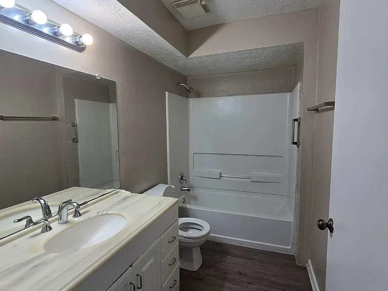 1329 Windsor St #2 — Photo 4