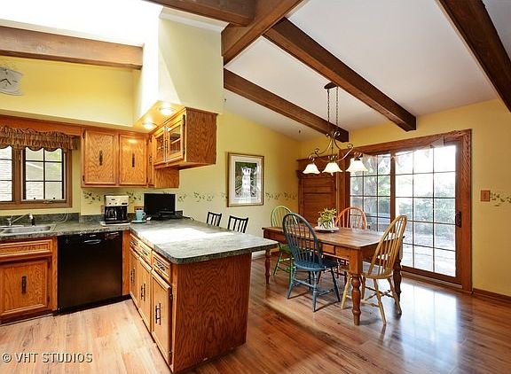 3rd image of 3017 Bonnie Brae Cres