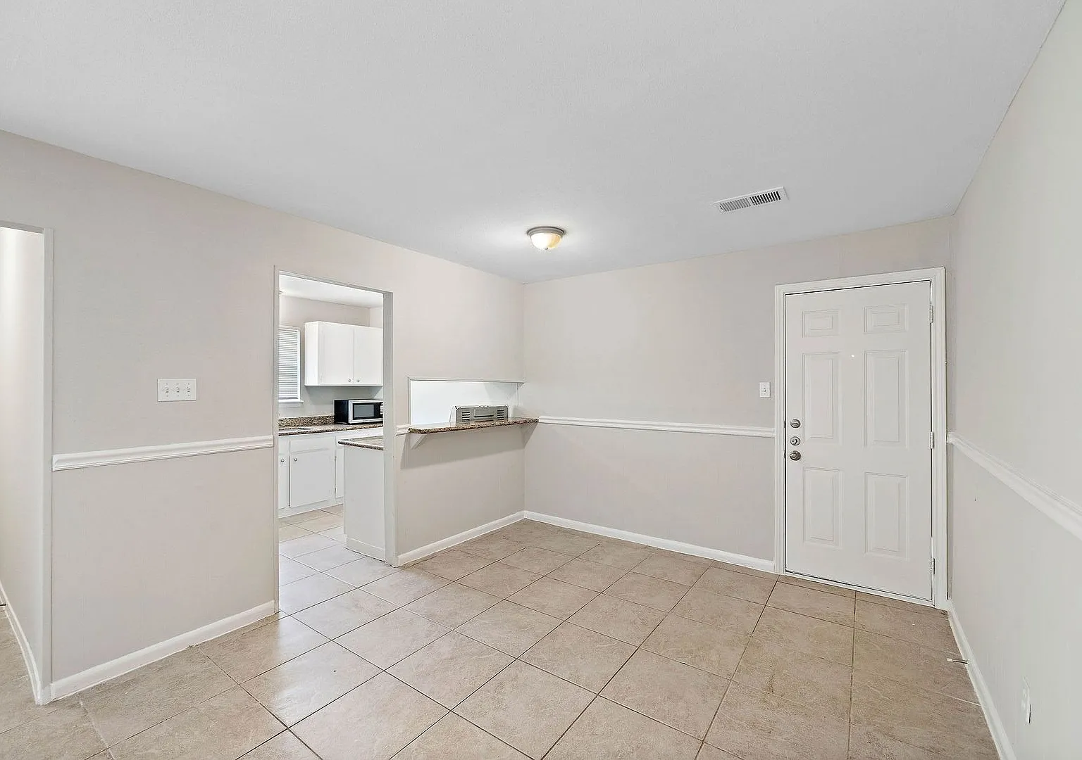 Spacious 3-Bedroom, 2-Bath Home with Modern Comfort — Photo 3