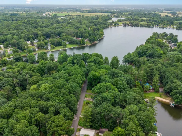 7670 Five Lakes Dr, Farwell, MI 48622