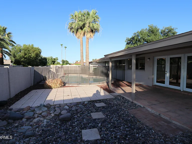 1910 E Manhatton Dr — Photo 15