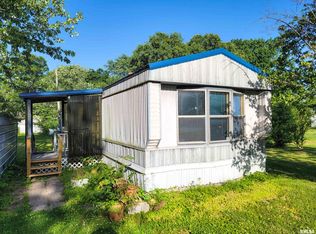 235 W 8th St, Flora, IL 62839