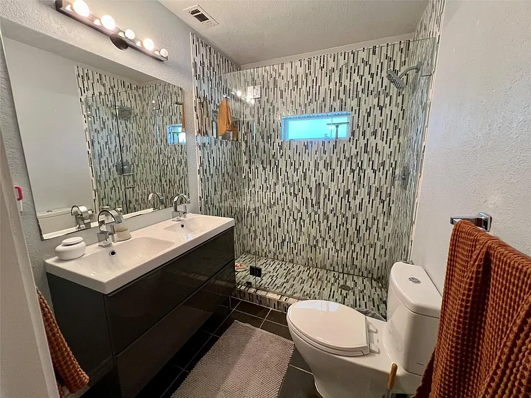 2409 Santa Rosa St — Photo 14