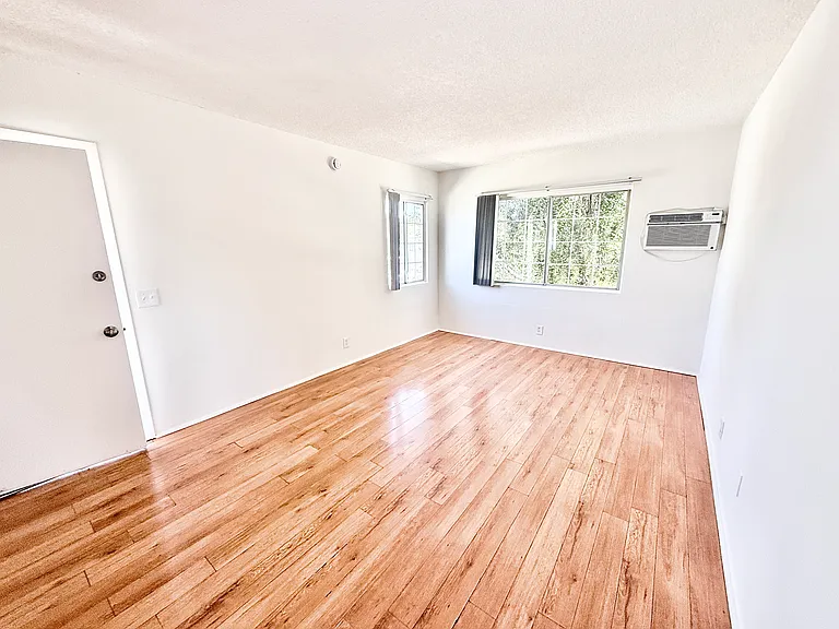 13645 Runnymede St #5 — Photo 3