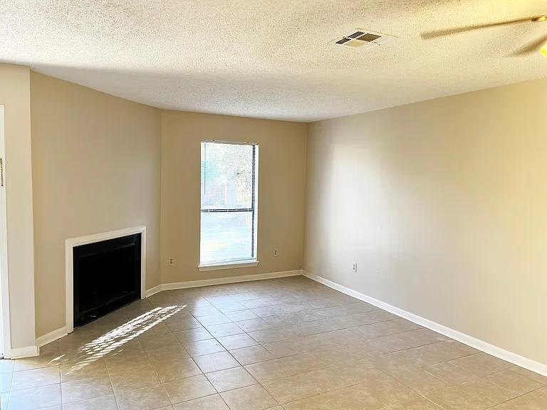 1717 Southpointe Dr — Photo 2