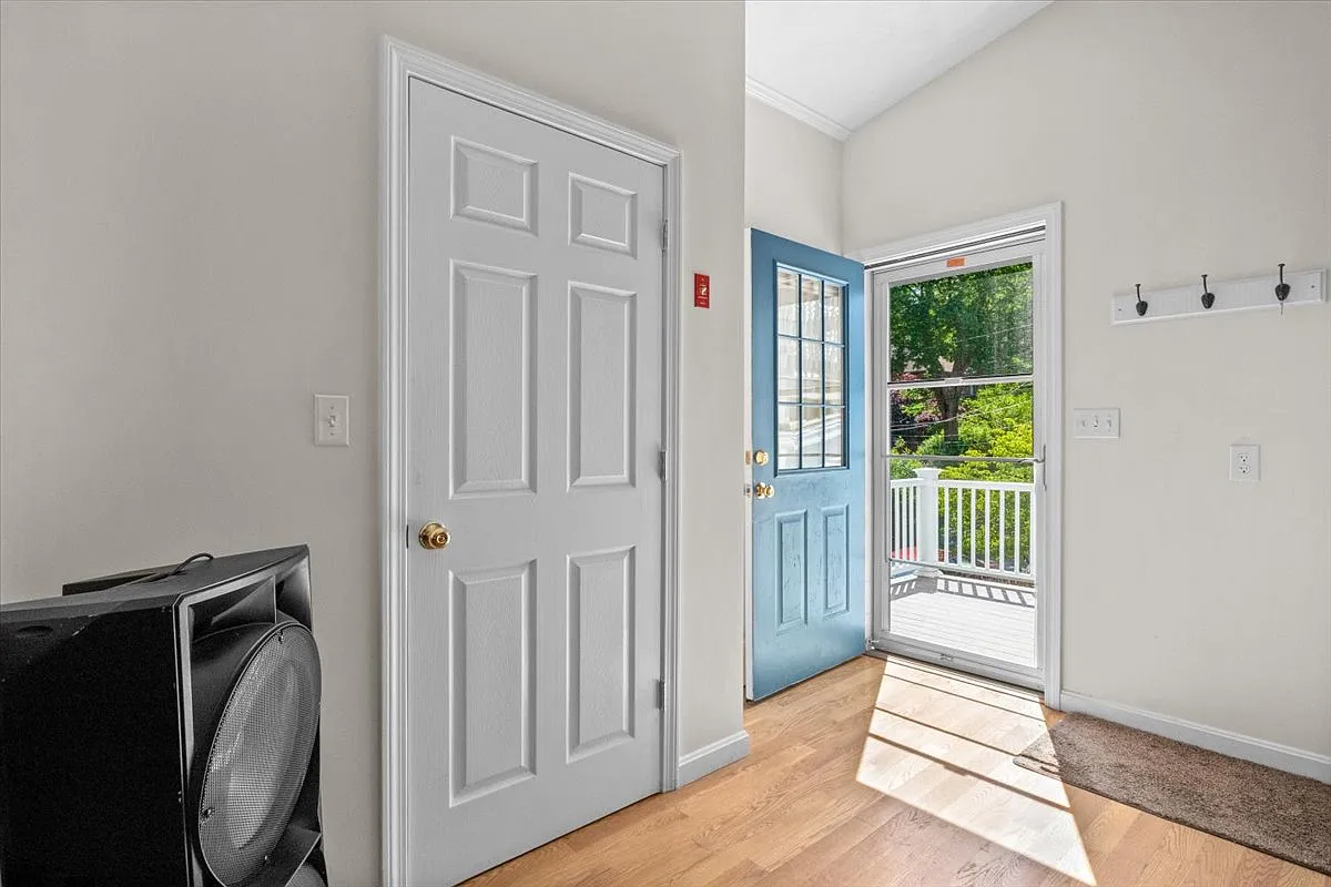 Studio, 840 sqft, $2,300 — Photo 1