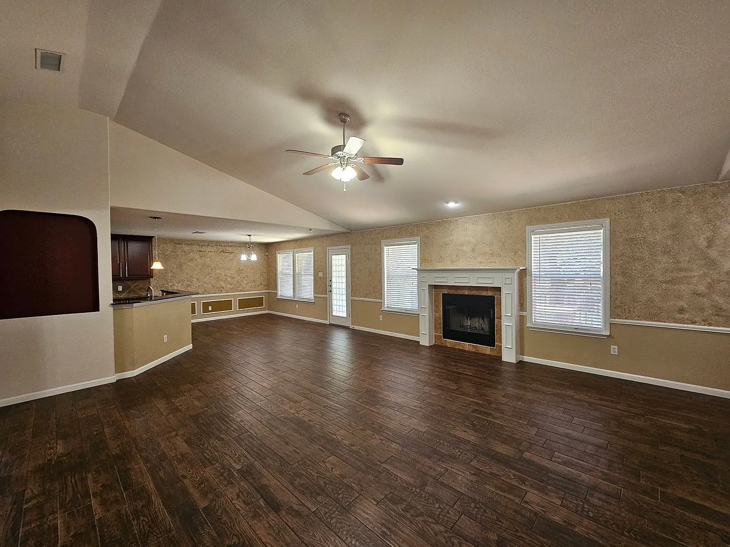 Available Now & Ready For Move In - Including A Hot Tub! — Photo 4