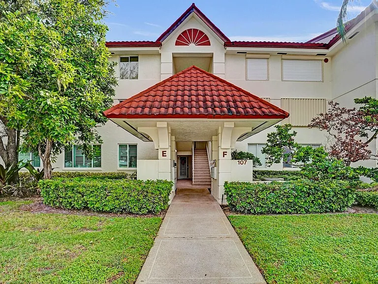 107 Half Moon Cir #H1 — Photo 7