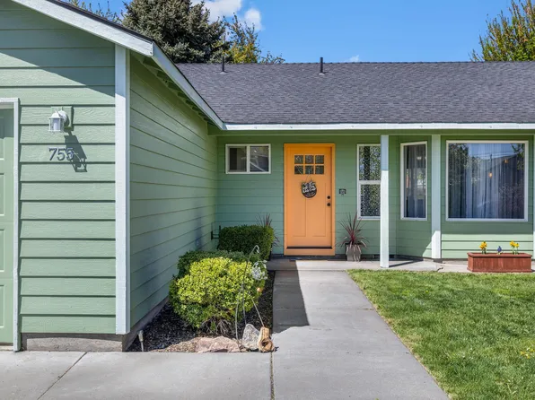 755 NE Negus Pl, Redmond, OR 97756